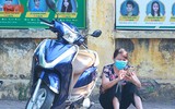 Chờ con thi, bố mẹ đợi trong nắng nóng 37 độ C